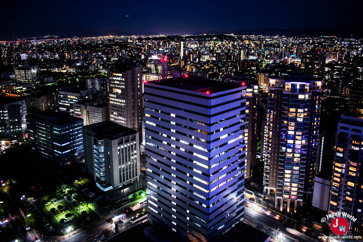 Panorama nocturne sur les immeubles de Fukuoka depuis la tour